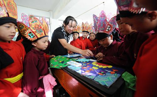传承民族文化的纳西族教师
